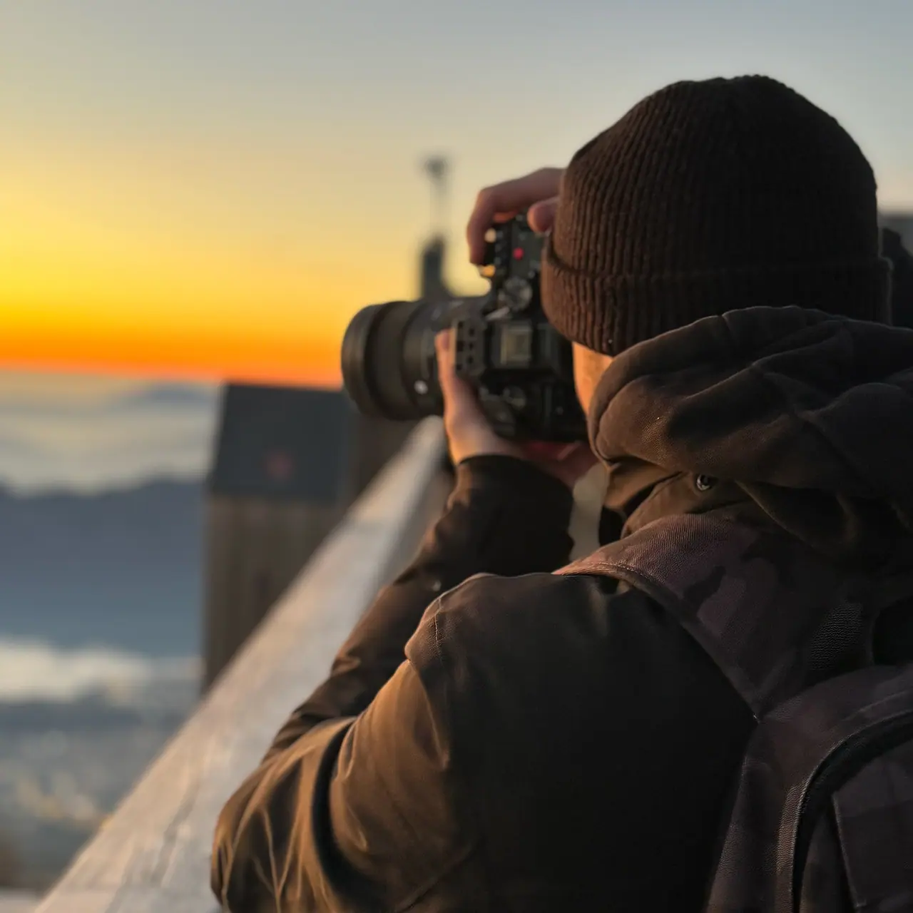 Un photographe de Joke MP4 en tournage, au coucher du soleil