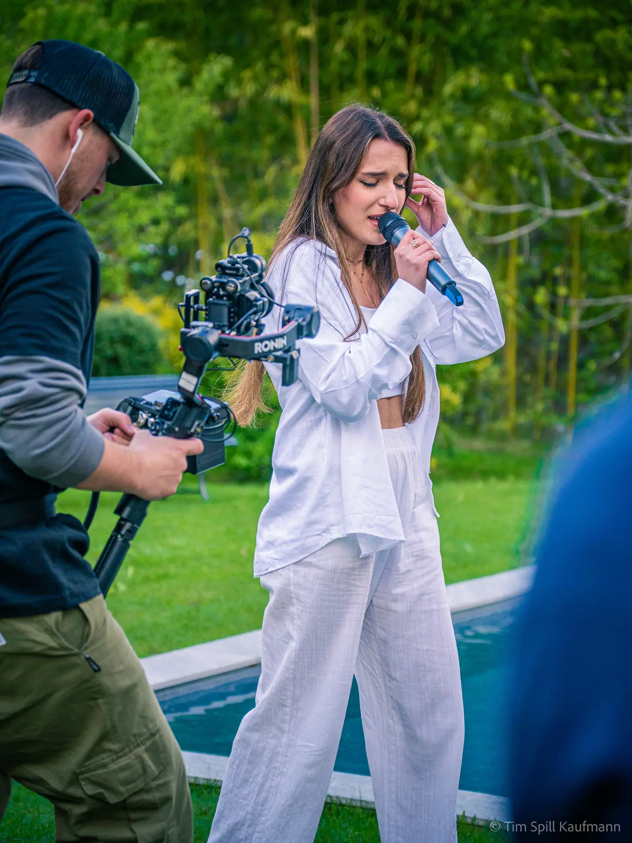 Un vidéaste de Joke MP4 filme une chanteuse au stabilisateur