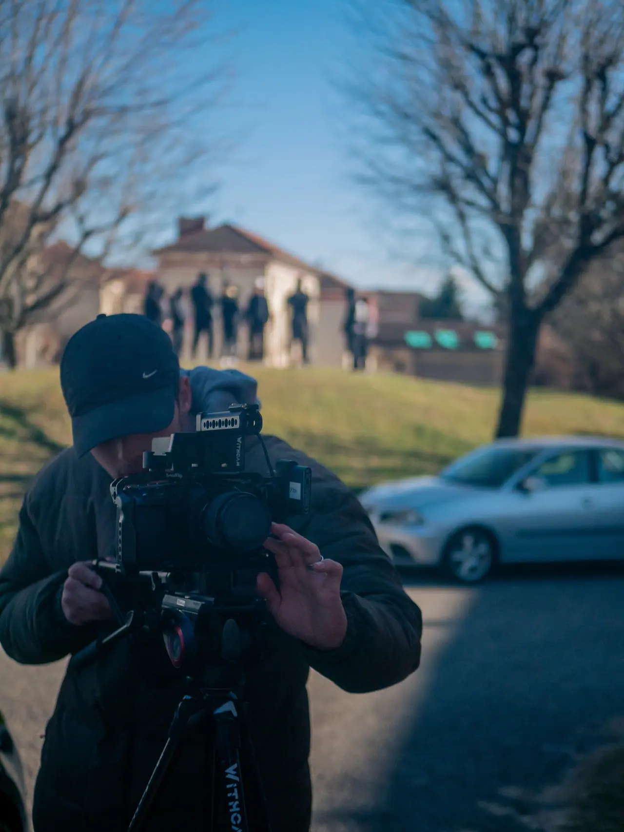 Un vidéaste de Joke MP4 en tournage en extérieur, en hiver